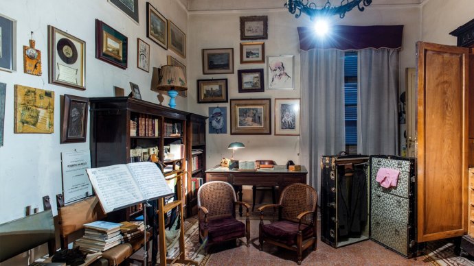 Interno del MU a Napoli: leggio, libreria, scrivania in uno studio storico