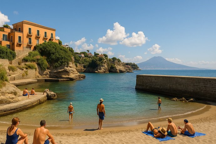 Gaiola a Napoli: caletta turchese, villa terracotta, molo in pietra e Vesuvio sullo sfondo.