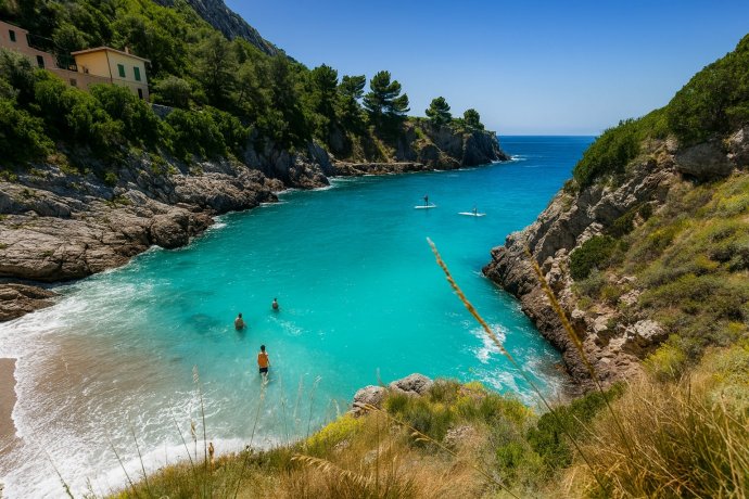 Baia di Ieranto: caletta turchese tra scogli, SUP e bagnanti 