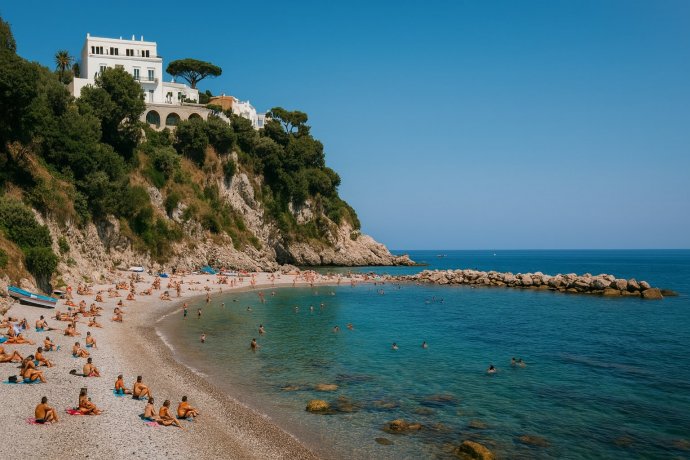 Marina Grande Capri: spiaggia di ciottoli con bagnanti, mare turchese e scogliera con ville.