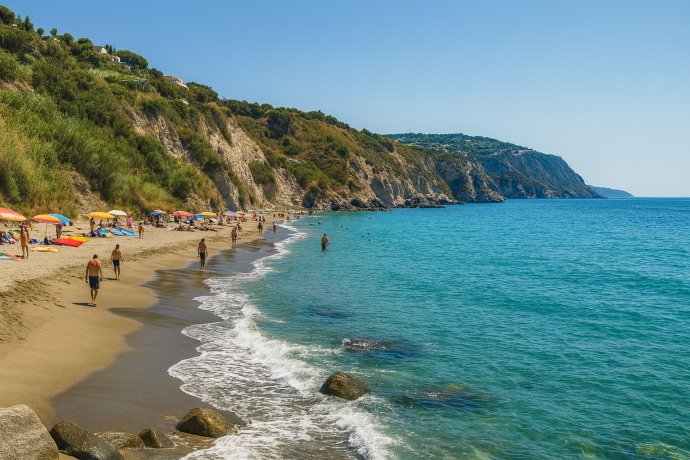 Ischia, Cava dell’Isola: spiaggia sabbiosa con scogli e falesie, mare turchese e bagnanti.