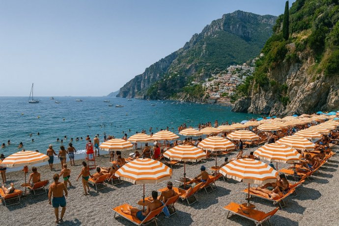 Spiaggia di Arienzo a Positano con ombrelloni arancioni, mare calmo e scogliera amalfitana