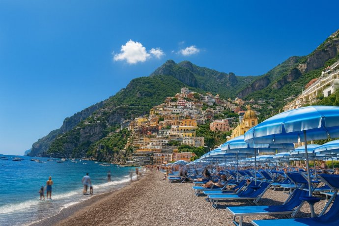 Positano, spiaggia di Laurito con ombrelloni blu, mare turchese e persone