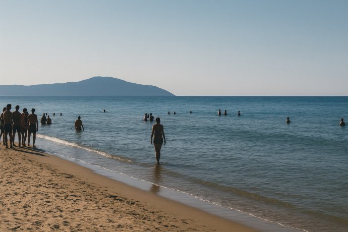 Spiaggia Licinella, Paestum: sabbia dorata e mare calmo con bagnanti, vista sul promontorio