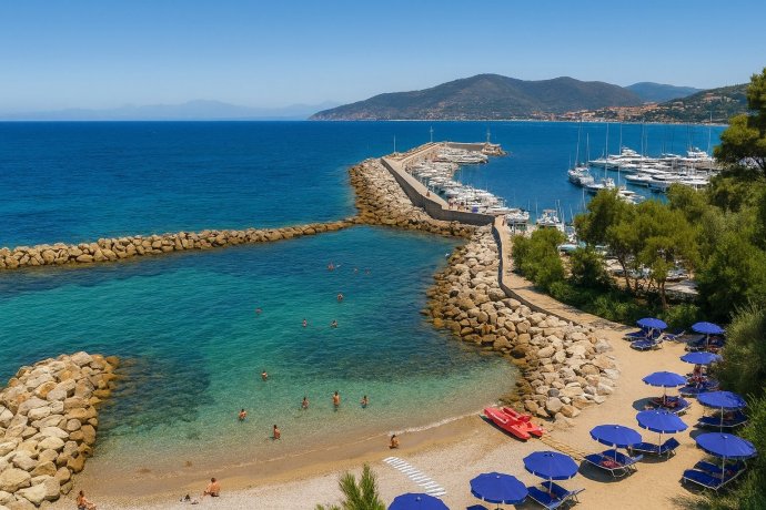 Punta Licosa, Castellabate: caletta con acqua turchese, ombrelloni blu e molo del porticciolo.