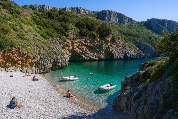 Cala Bianca a Camerota: caletta di ciottoli bianchi, acqua turchese e falesie verdi.