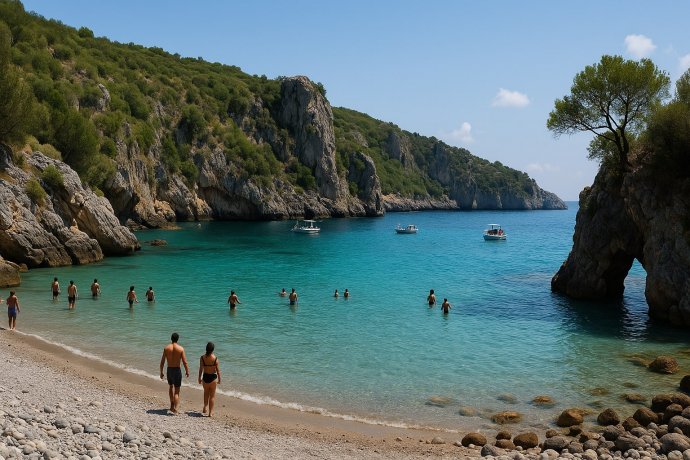 Spiaggia Baia degli Infreschi: mare turchese, ciottoli, falesie verdi e barche ancorate nel Cilento