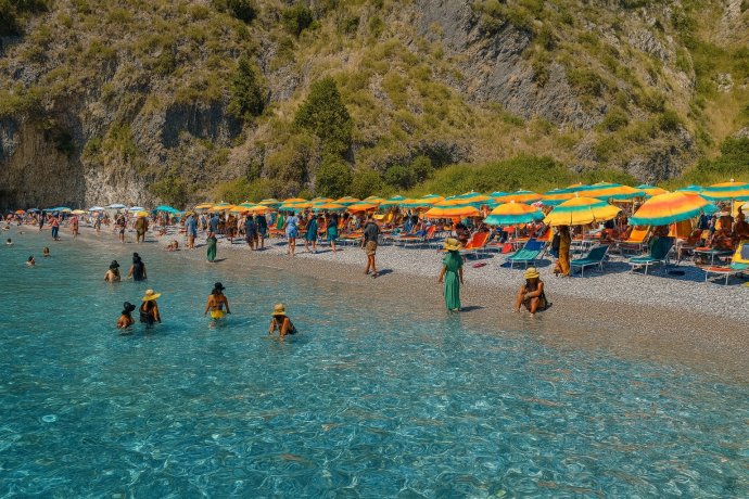 Spiaggia della Sciabica, Scario (Cilento): mare turchese, ciottoli e ombrelloni sotto falesie
