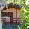 Bungalow in legno con veranda.