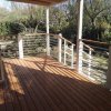 Veranda in legno con ringhiera.